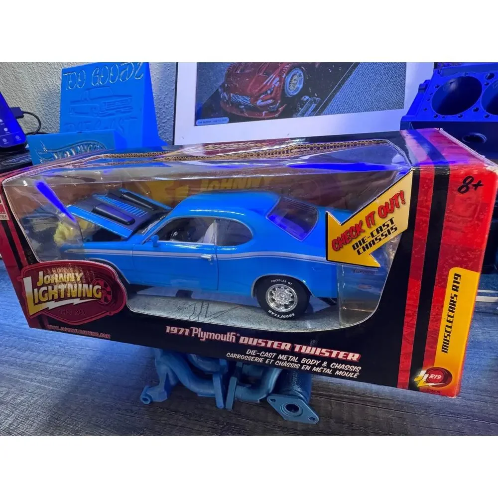 Johnny Lightning 1/24 muscle car R19 1971 Plymouth Duster Twister